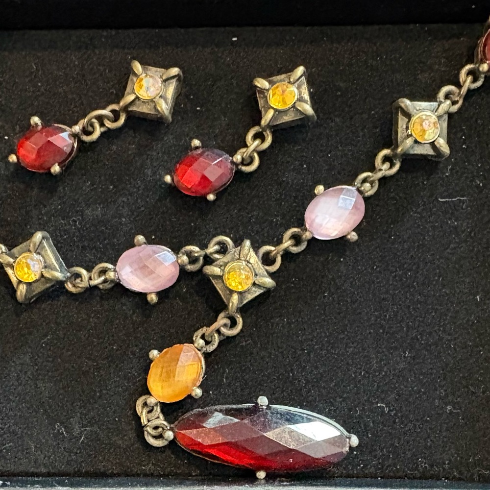 Avon vintage lovely London red necklace & earrings gift set